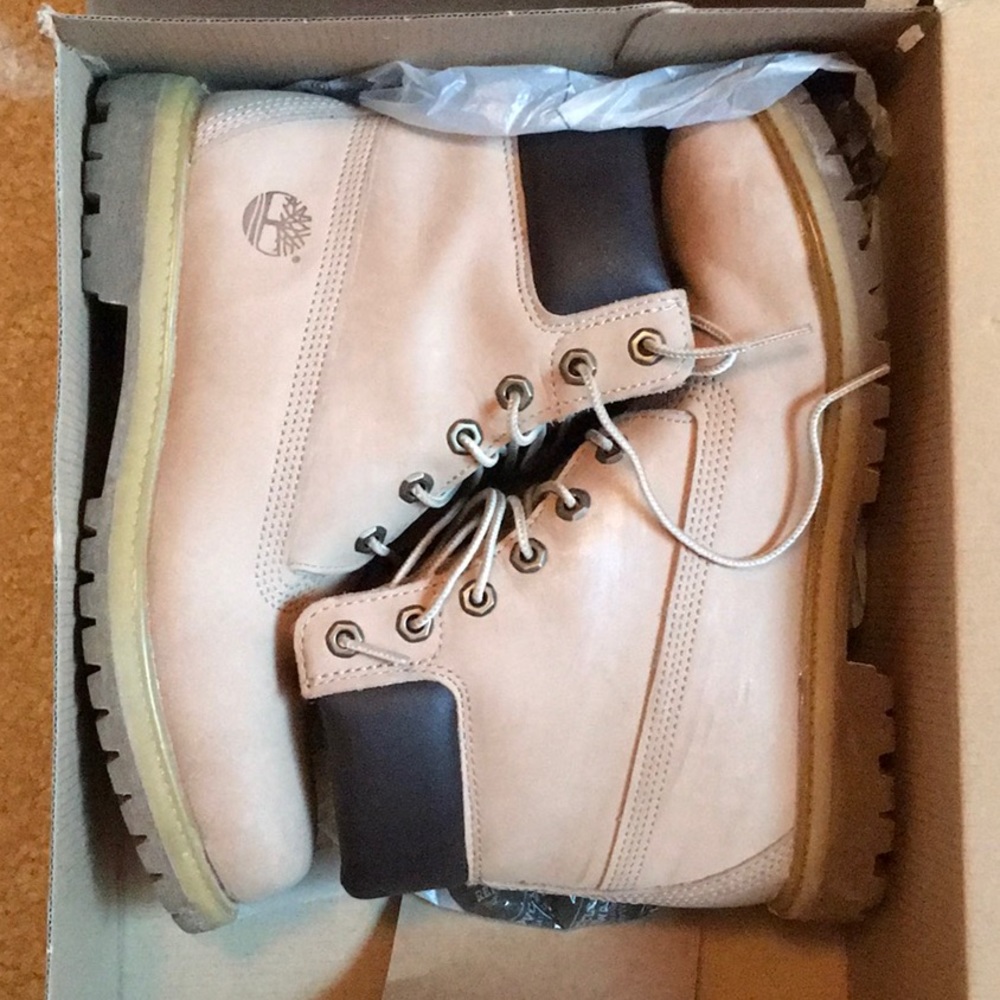 Ladies Timberlands (metallic cream) w. Box ~Sz 8.5